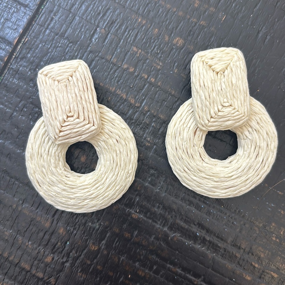 Raffia drop earrings | trendy rattan hoop earrings